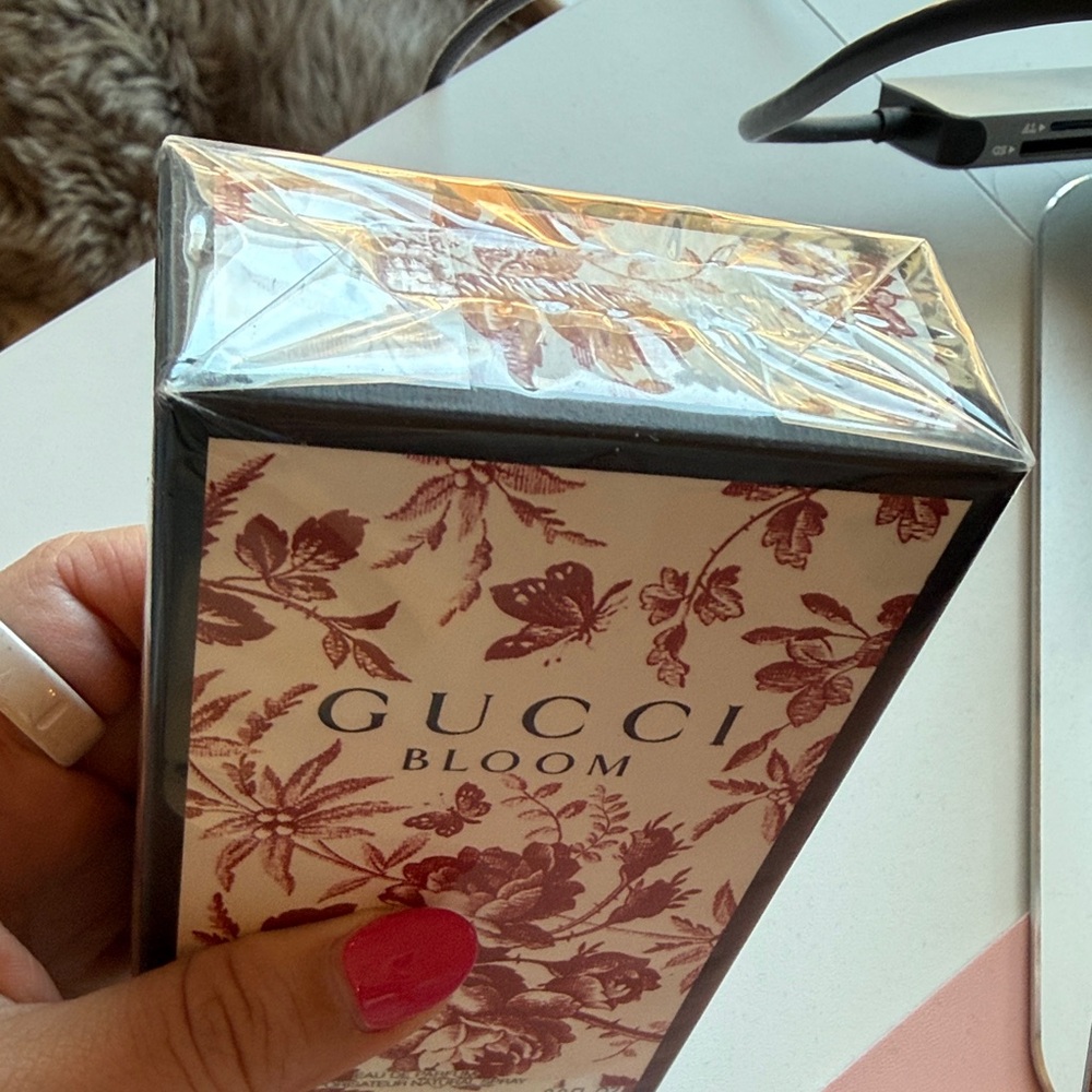 Gucci Bloom Fragrance with Red Floral Design - Picture 4 of 4